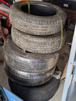 plusieurs pneus empilés les uns sur les autres dans un garage