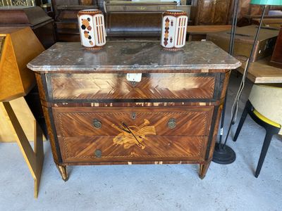 deux vases posés sur une commode