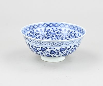 bol bleu et blanc orné d'un motif sur l'extérieur