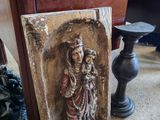 une photo d'une statue posée par terre à côté d'une table