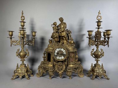 une horloge posée à côté d'un groupe de bougies