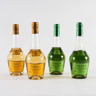 trois bouteilles d'alcool posées les unes à côté des autres sur une surface blanche