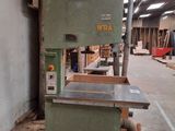 a picture of a machine that is sitting in a warehouse