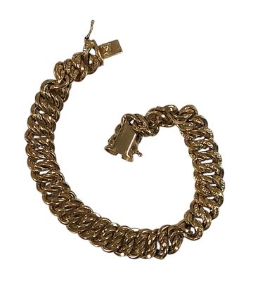 un bracelet en chaîne dorée muni d'un fermoir, sur fond blanc
