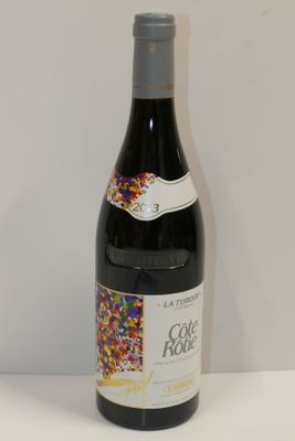 une bouteille de vin posée sur une table
