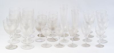 beaucoup de verres à vin vides sur la table
