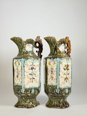 Vers 1900 Paire d'aiguières en barbotine à décor en relief p…