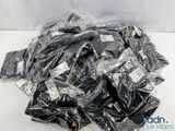 un tas d'appareils électroniques posé sur une table