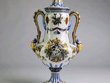 un vase posé sur un support sur une table