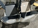 une pile de chaises et un ordinateur portable posés par terre