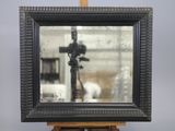 le reflet d'un appareil photo dans un miroir posé sur un chevalet