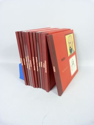 six livres alignés sur une surface blanche avec un fond blanc