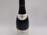 une bouteille de vin posée sur une table
