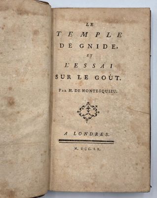 un vieux livre ouvert pour montrer le titre d'un poème
