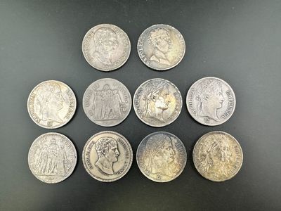 gros plan d'un paquet de pièces de monnaie posé sur une table
