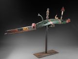 une sculpture représentant un oiseau, réalisée en bois et en métal