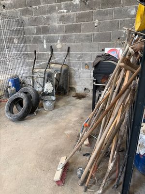 un tas de branches et un tas de pneus dans un garage