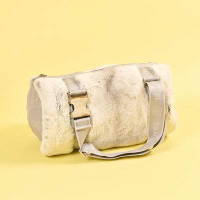 une image représentant un sac à main blanc muni d'une poignée recouverte de fourrure