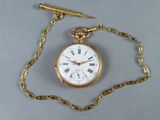 une montre de poche en or avec des chiffres romains