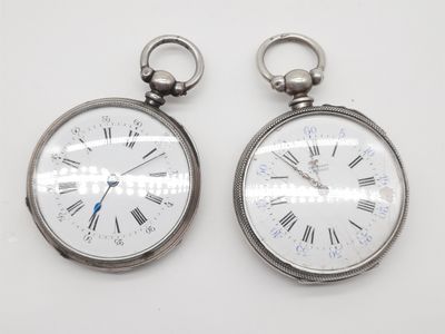 deux horloges en argent ornées de chiffres romains