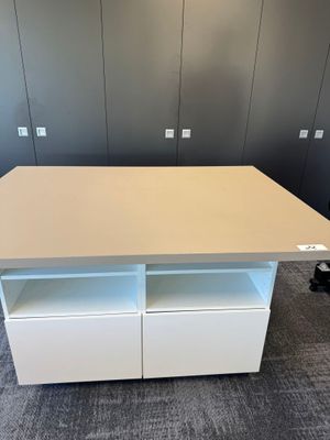 un bureau blanc muni de deux tiroirs et d'une étagère au-dessus