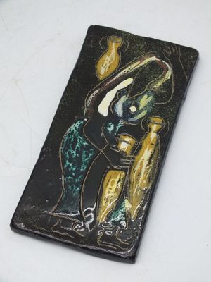 Carreau de céramique à fond noir représentant une femme aux amphores. - Photo 1