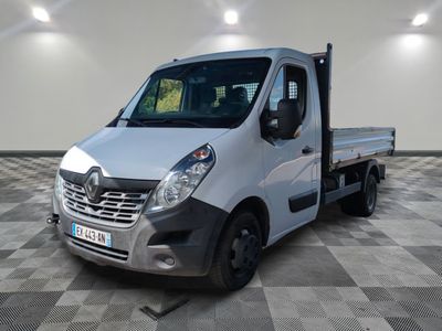 la photo d'un camion blanc garé dans une pièce