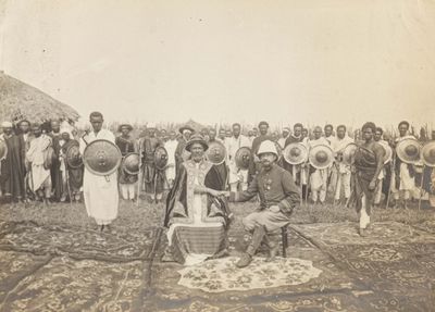 un groupe de personnes qui se tiennent devant un groupe d'hommes