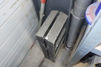 une photo d'une pièce avec un radiateur et un chauffage d'appoint
