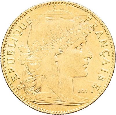 Gros plan sur une pièce d'or ornée d'une tête de femme