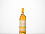 une bouteille de vin blanc posée sur une table