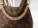 un sac Louis Vuitton muni d'une chaîne dorée au niveau de la poignée