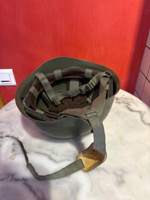 Casque militaire vert olive avec intérieur rembourré et jugu…