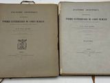un livre ouvert posé sur une table à côté d'un autre livre