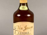 une vieille bouteille de vin posée sur une table