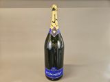 une bouteille de champagne posée sur une table