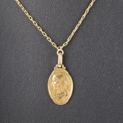 un collier avec une pièce d'or et une chaîne en or sur un mannequin, mannequin, mannequin, mannequin, mannequin, mannequin, mannequin, mannequin, mannequin, mannequin