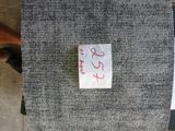 quelqu'un tient un morceau de tissu sur lequel figure une inscription en rouge