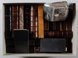 une boîte contenant des livres et une bibliothèque à l'intérieur