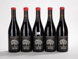 quatre bouteilles de vin rouge posées sur une table