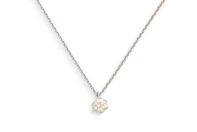 un pendentif en forme de diamant blanc suspendu à une chaîne, sur fond blanc