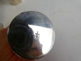 une personne tenant un objet en argent dans la main