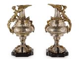 paire de vases anciens en argent reposant sur des socles en marbre noir