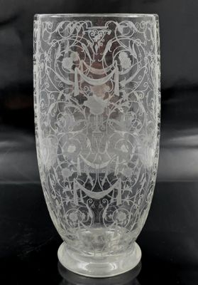 un vase en verre avec un motif sur une table