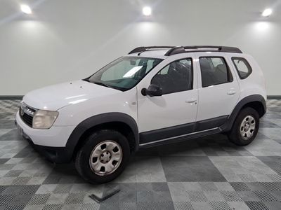 une photo d'un 4x4 blanc garé dans un garage