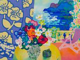 tableau représentant un vase de fleurs posé sur une table devant une fenêtre donnant sur l'océan