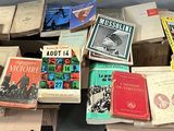 plusieurs livres empilés sur une table