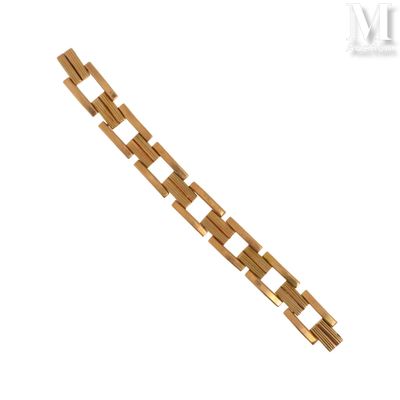 gros plan d'un bracelet en or sur fond blanc