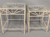 paire de tables d'appoint en bambou blanc et en verre