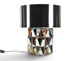 une lampe de table équipée d'un abat-jour noir